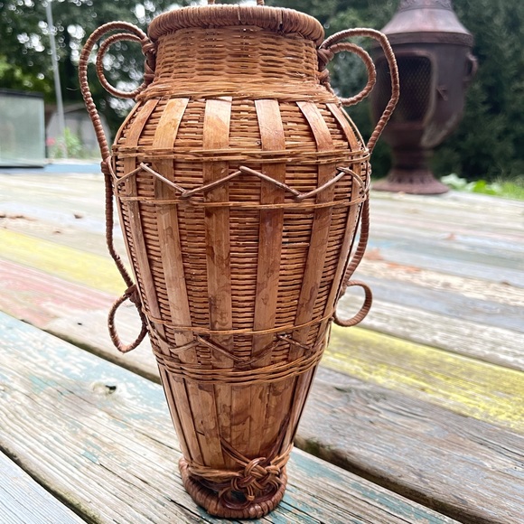 Retro Vintage Hanging Wicker Urn Shaped Wall Vase with Scrolling - Picture 1 of 13